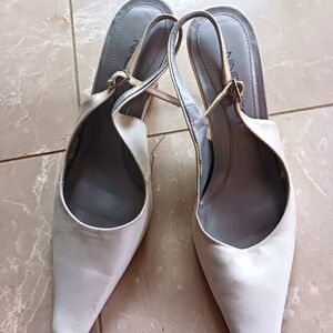 Nine West white satin wedding shoes size 6 3" heel